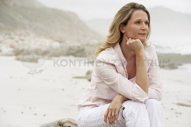 Nachdenkliche Frau am Strand - Symbolbild für Urogynäkologie