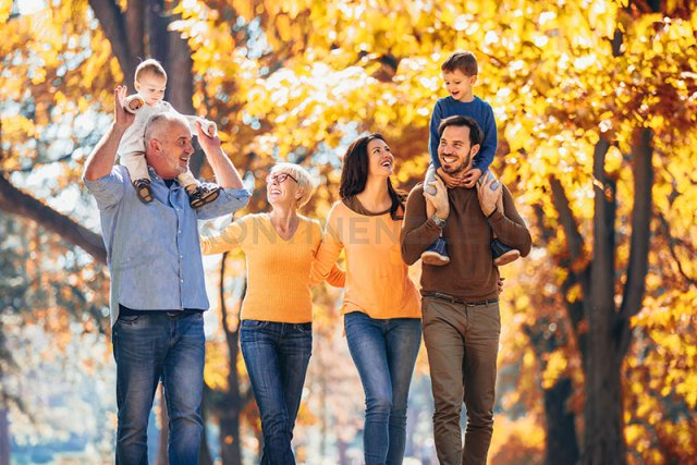 Familie beim Spaziergang - das Beckenbodentraining eignet sich für Mann, Frau und Kind