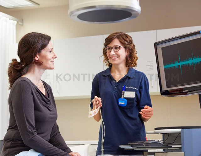 Mitarbeiterin des Kontinenzzentrums mit Patientin bei der konservativen Therapie