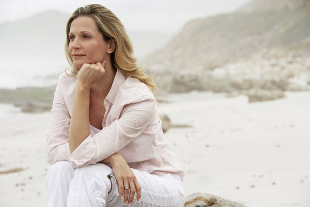 Nachdenkliche Frau am Strand - Symbolbild für Urogynäkologie